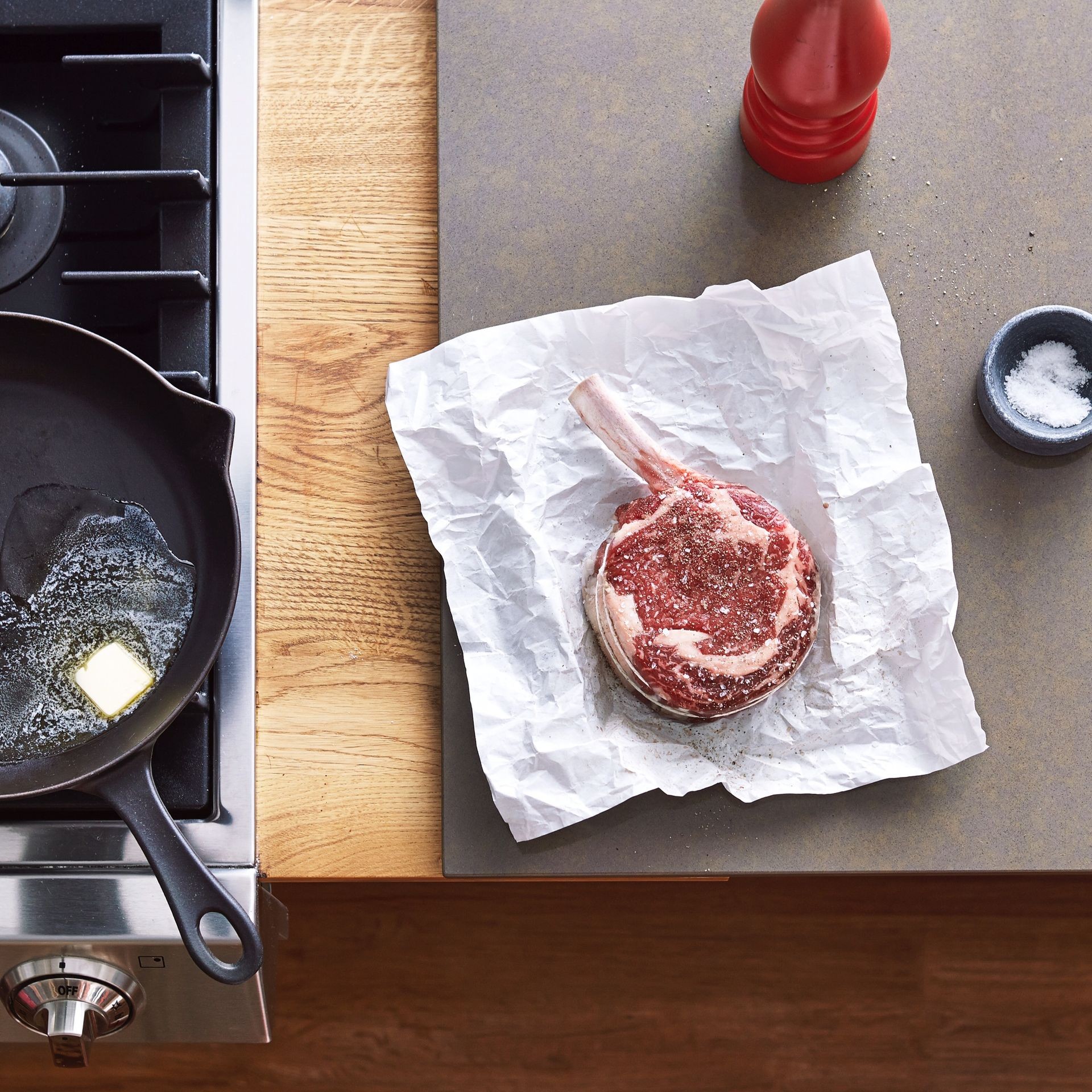 Tomahawk Steak Photography, cast iron pan, oak, marble 